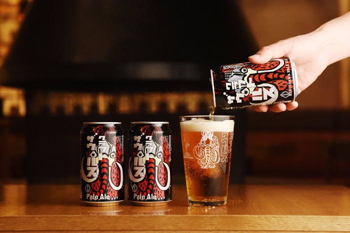 軽井沢ビールクラフトザウルスペールエールの缶が２缶とグラスが並び、グラスにビールが注がれている画像。