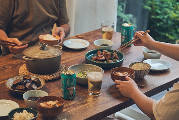 木製テーブルの上に、おいしそうな料理と正気のサタンが置かれている晩御飯時の画像