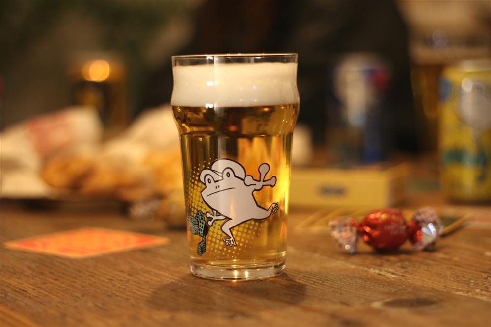 僕ビール君ビールジョーカーくんをグラスに注いだ画像