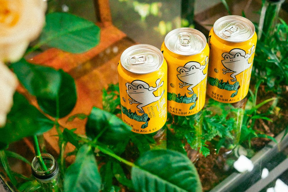 僕ビール君ビールと青山フラワーマーケットカフェテーブルの上