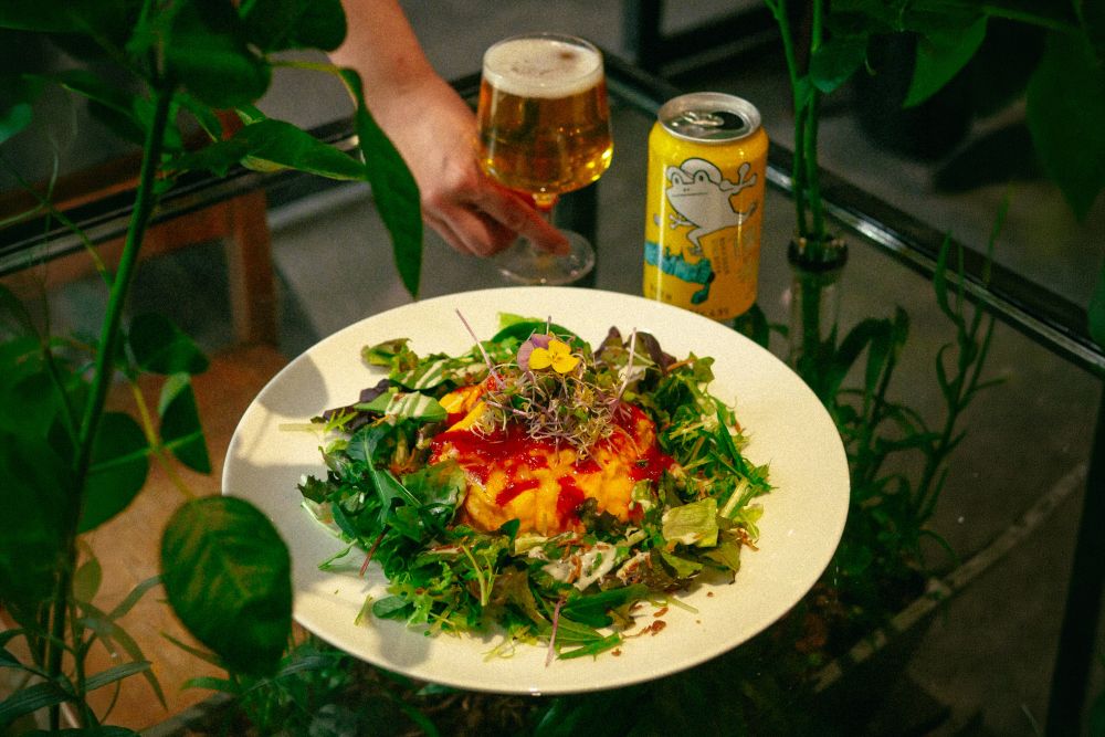 青山フラワーマーケット特製オムライス、食べられるお花がつく