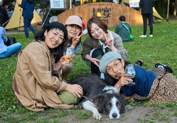 芝生で乾杯