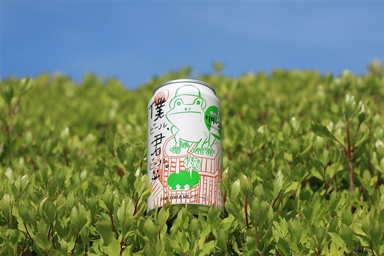 リニューアル前の白い缶で発売される「僕ビール君ビール はじまりのセゾン」が芝生の上に置かれている画像
