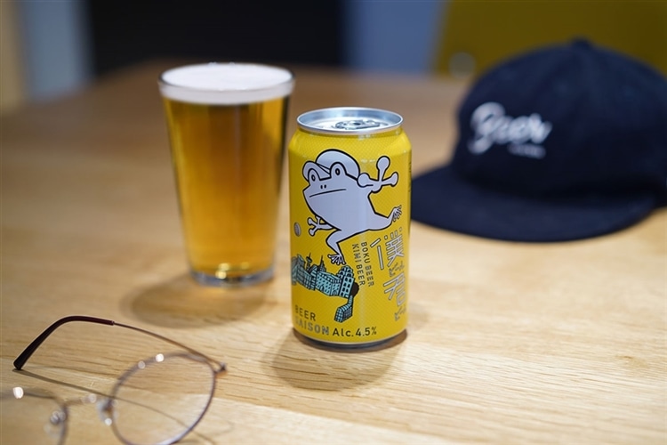 2020年にリニューアルされ、黄色いパッケージになった僕ビール君ビールが、グラスに注がれテーブルの上に置かれている画像