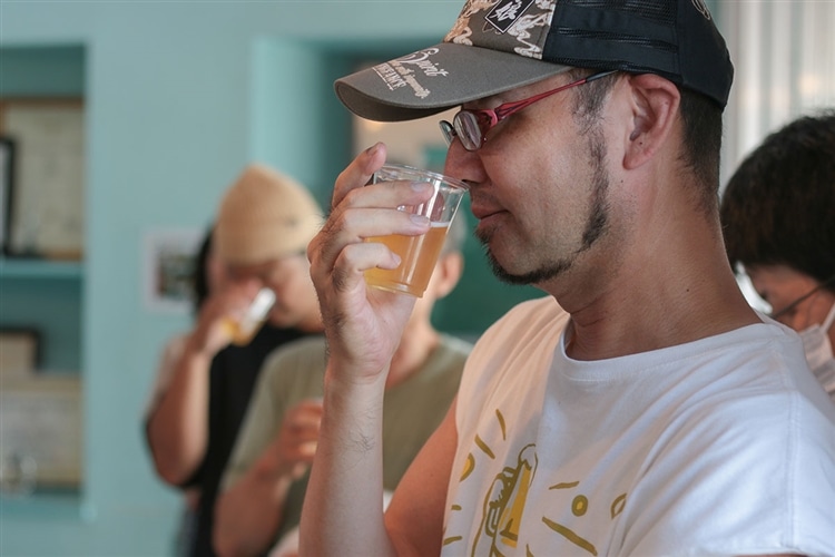 参加者の男性がクラフトビールの香りを楽しんでいる画像