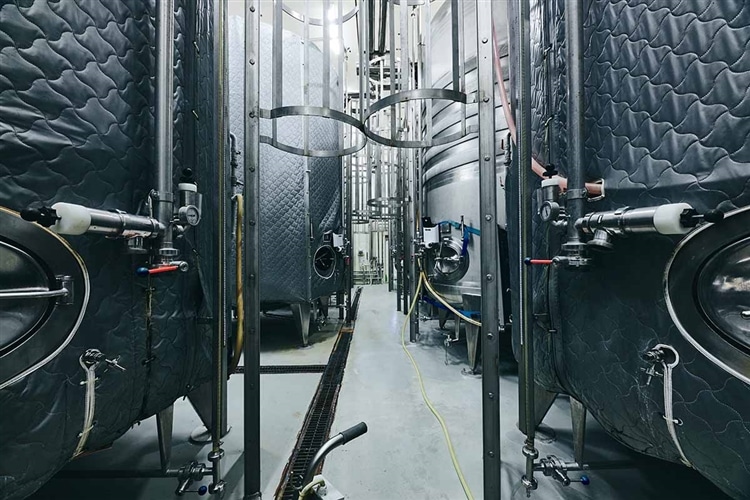ヤッホーブルーイング佐久醸造所にあるビール用発酵タンクが並んでいる画像