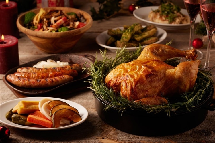 よなよなエール公式ビアレストラン「YONA YONA BEER WORKS（よなよなビアワークス）」のフードメニューの紹介画像。看板メニューのローストチキンや野菜のピクルス、ソーセージ盛り合わせ、森のヤッホー！サラダなどのフードが並べられている。