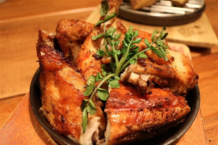 よなよなエール公式ビアレストラン「YONA YONA BEER WORKS（よなよなビアワークス）」看板メニューのローストチキンの画像。