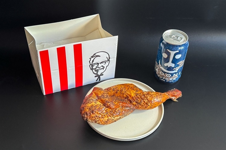 皿に盛られたケンタッキーフライドチキン（KFC）の「スモークチキンハーフパストラミ」とインドの青鬼の画像。