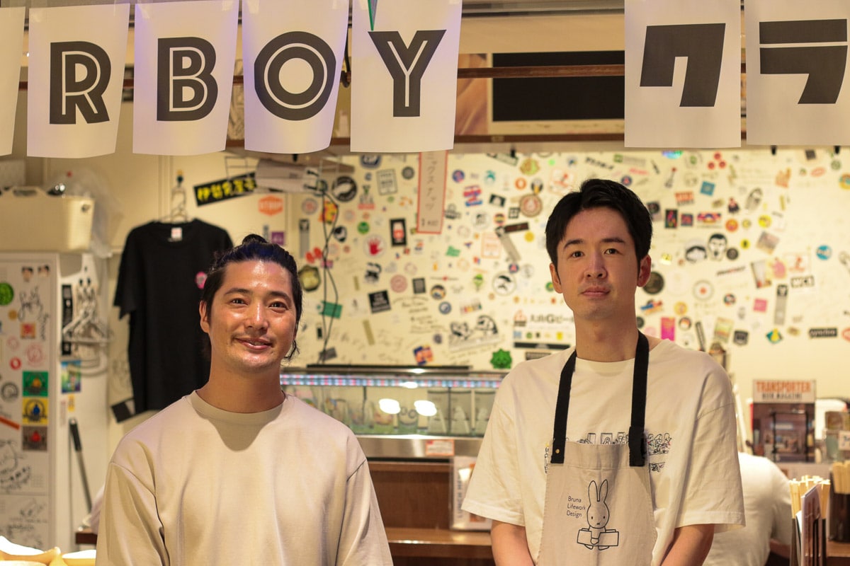 立ち飲みビールボーイ 渋谷パルコ店の男性スタッフ２名が店の前で立っている画像