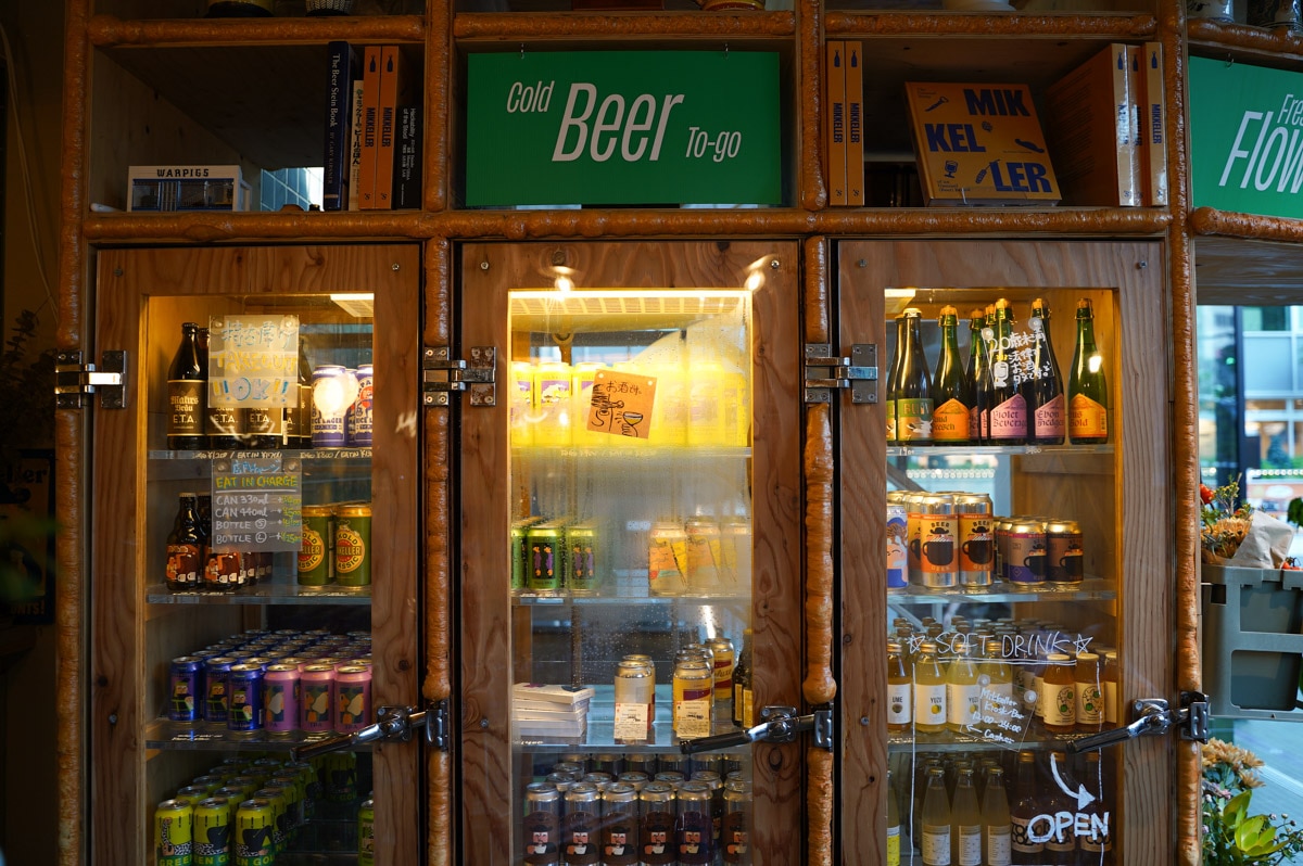 Mikkeller Kiosk /Barで提供しているクラフトビールが冷蔵庫の中で並んでいる画像