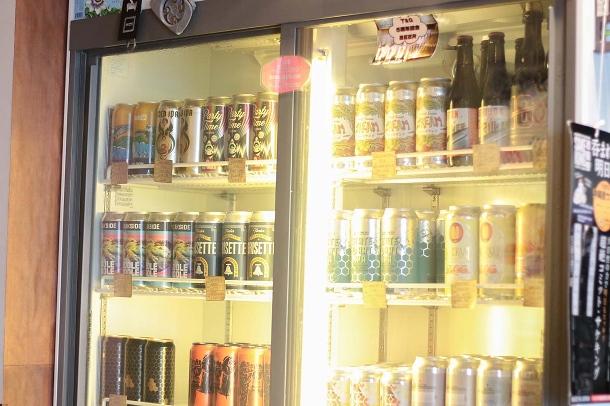 TAP & CROWLER渋谷店で扱うクラフトビールが冷蔵庫の中に並んでいる画像
