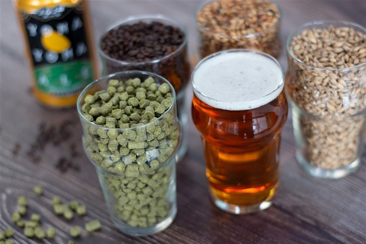 クラフトビールが入ったグラスを中心に、ホップ、色味の違うモルトが3種類入ったグラスが並んでいる様子。左奥にクラフトビール「よなよなエール」の缶も映り込んでいる