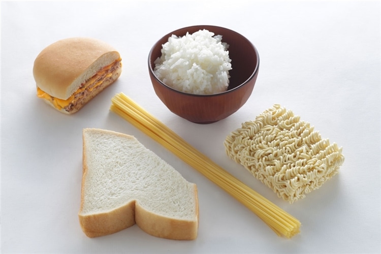 GI値の高い食品（左からチーズバーガー、食パン、乾麺のパスタ、白米、乾麺のラーメン）がま並べられた様子