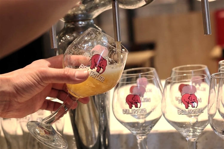 デリリウムカフェのタップからグラスに注がれているビール