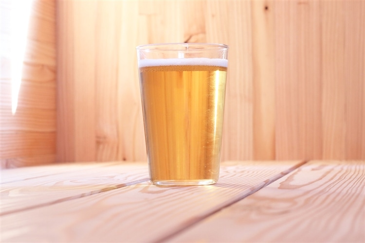 グラスに注がれたビールが、サウナ内部に置いてある画像