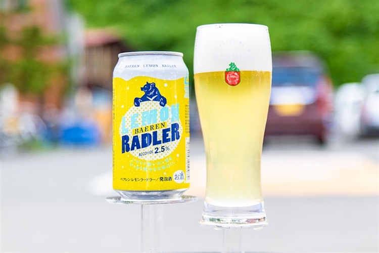 ベアレン醸造所が販売するレモンラードラーの画像。左には缶が、右にはビールが注がれたグラスが置いてある