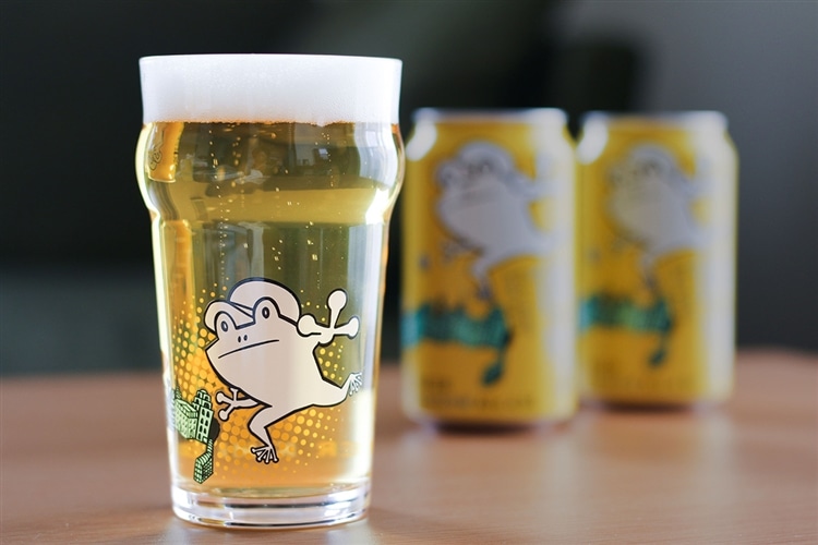 ヤッホーブルーイングが販売する、僕ビール君ビールがグラスに注がれてテーブルの上に置かれている画像