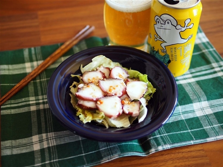 ヤッホーブルーイングが販売する、僕ビール君ビールとたこのピリ辛カルパッチョがテーブルの上に置かれている画像