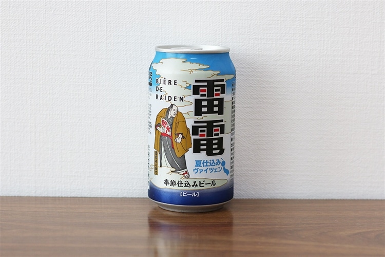 オラホビールが販売する、夏仕込みヴァイツェンの缶がテーブルの上に置かれている画像