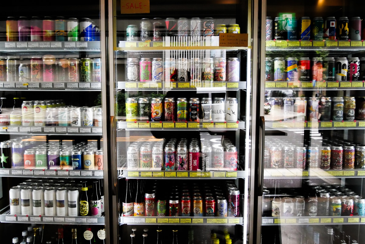 Ladybirds Bottle Shop Tsukijiの冷蔵庫とクラフトビール