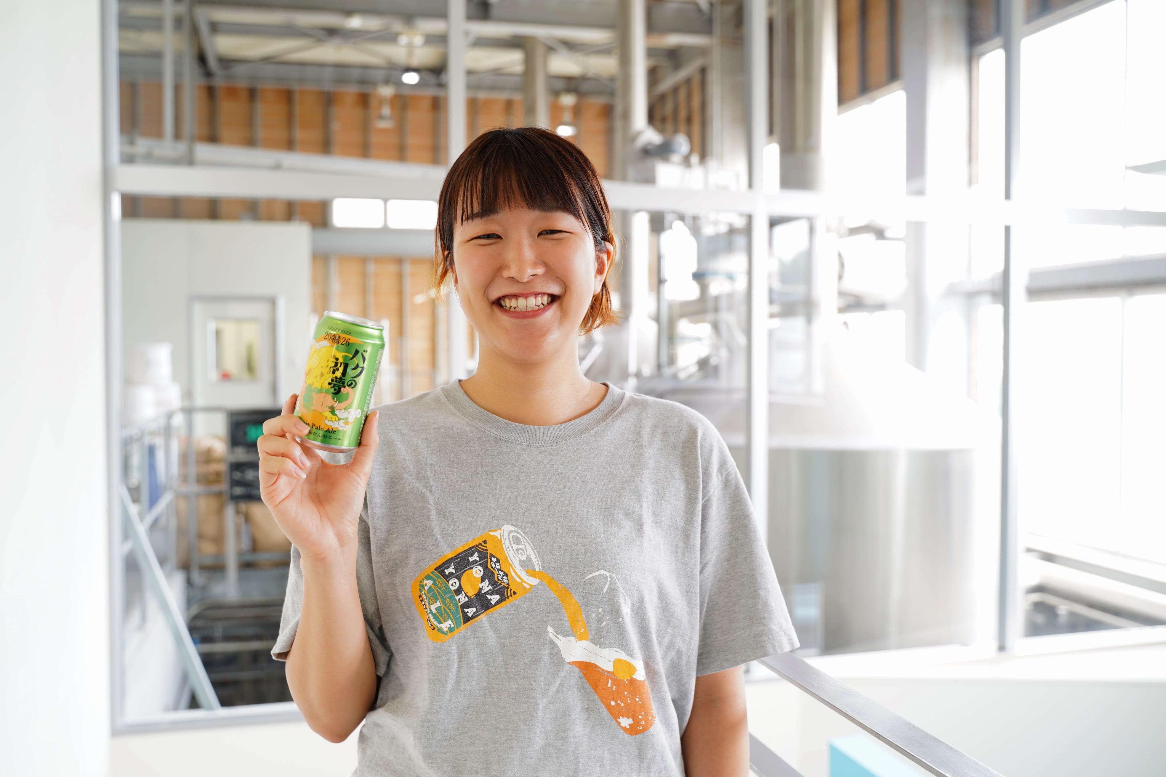 バクの初夢2026開発担当者シーザーが、バクの初夢2026の缶を手に持っている写真