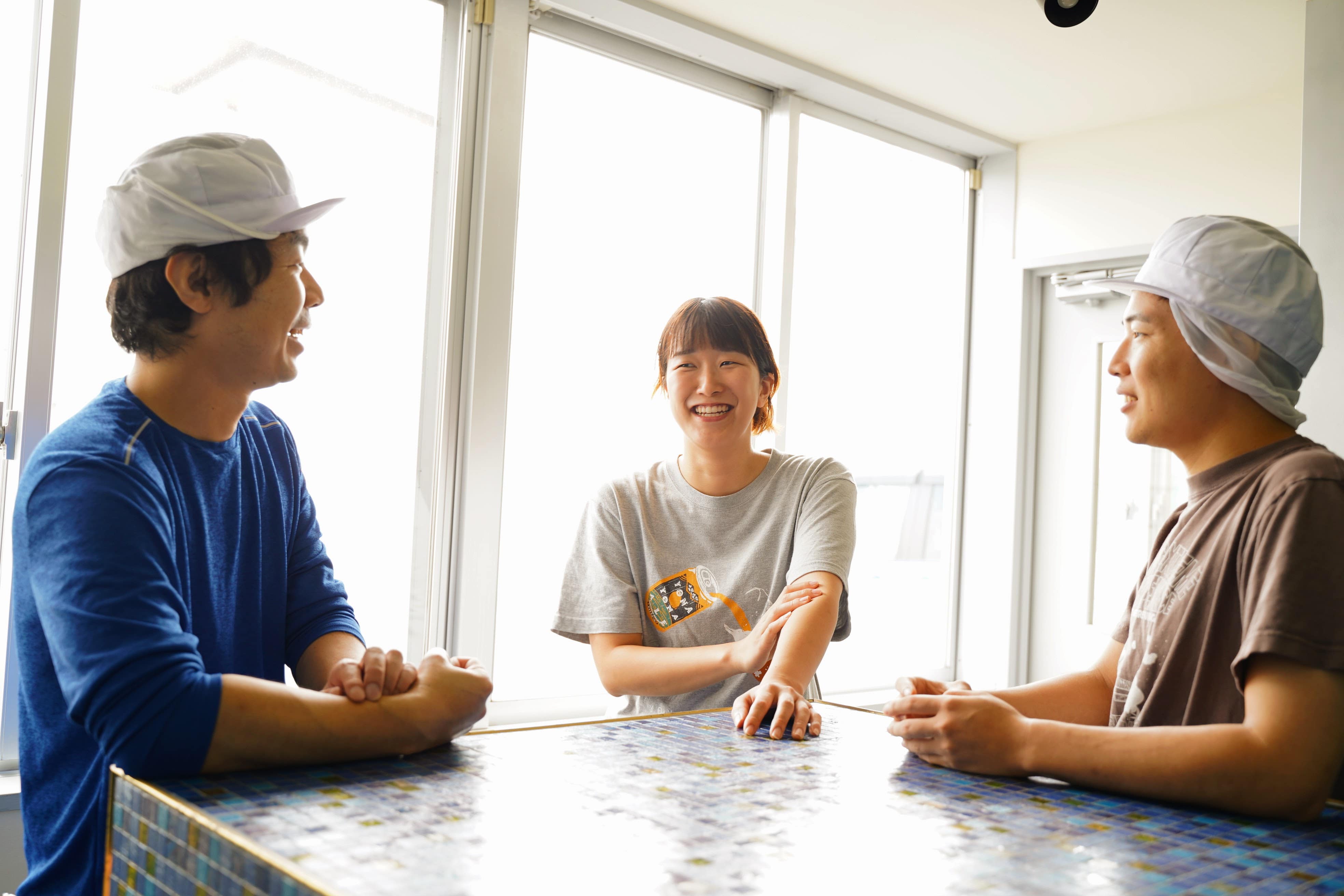 バクの初夢2026開発担当者シーザーと、ブルワースタッフが談笑している写真