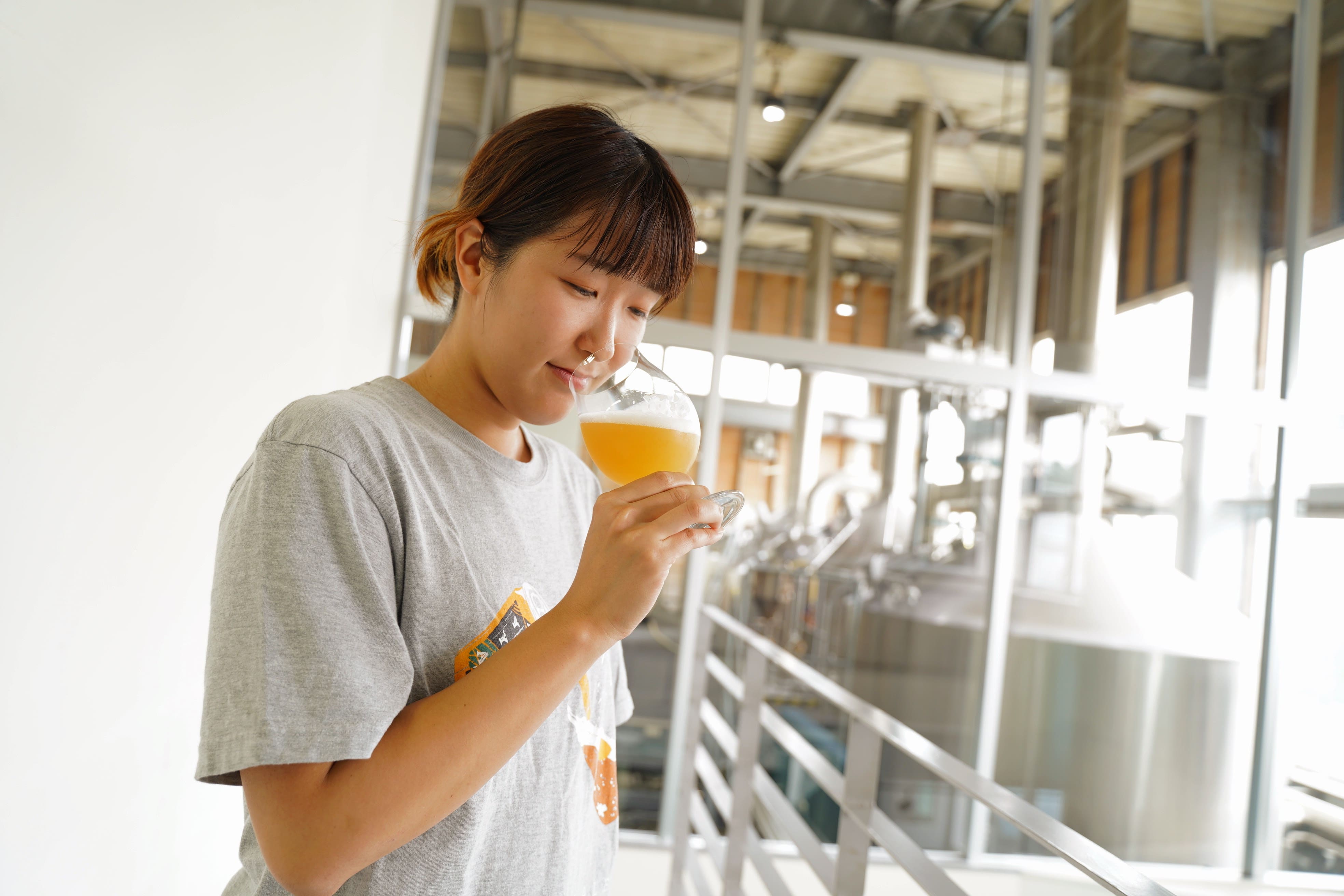 バクの初夢2026開発担当者シーザーがグラスに入ったビールを嗅いでいる写真