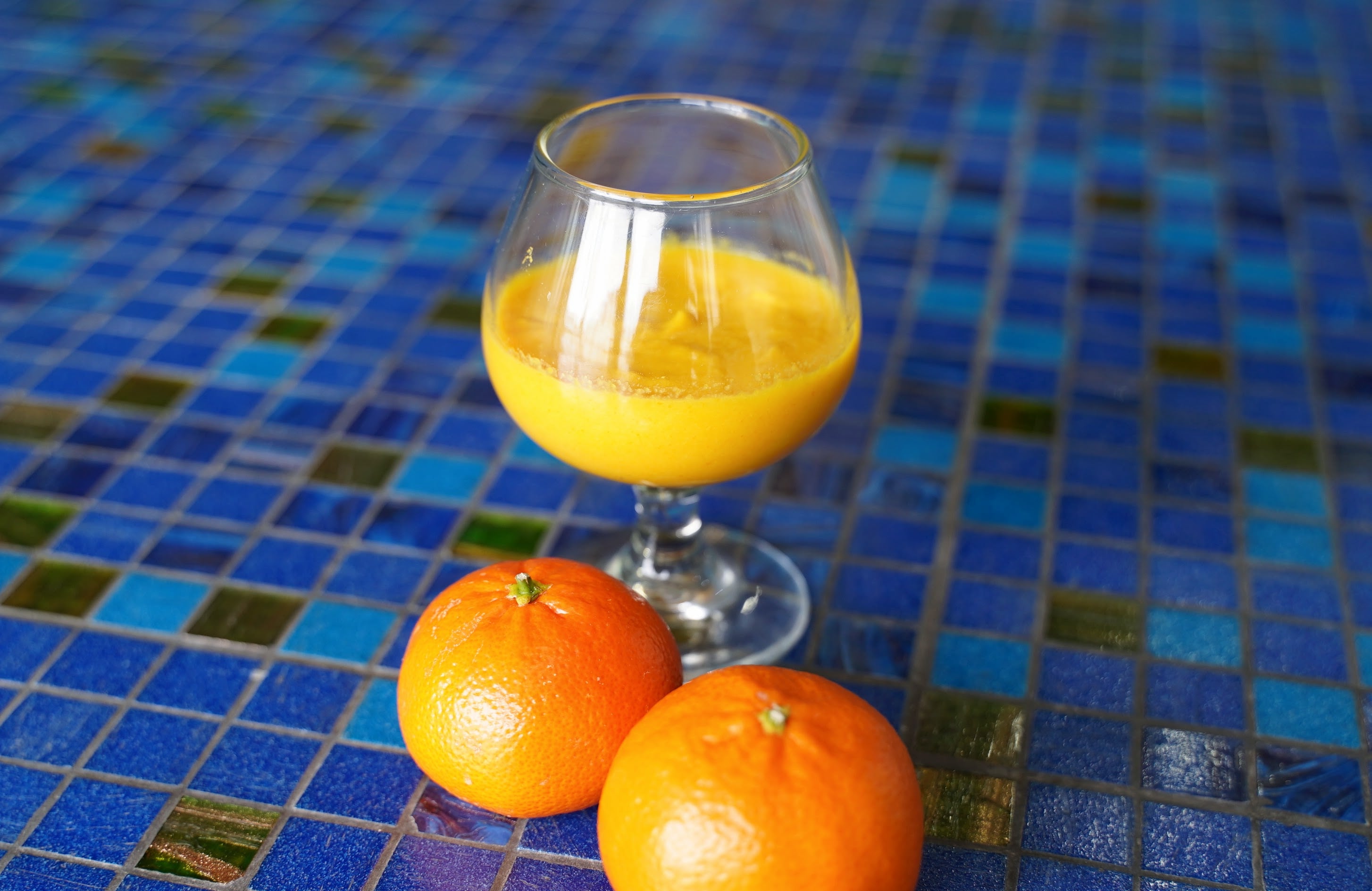 バクの初夢2026の原材料のみかんペーストがグラスに入っている写真