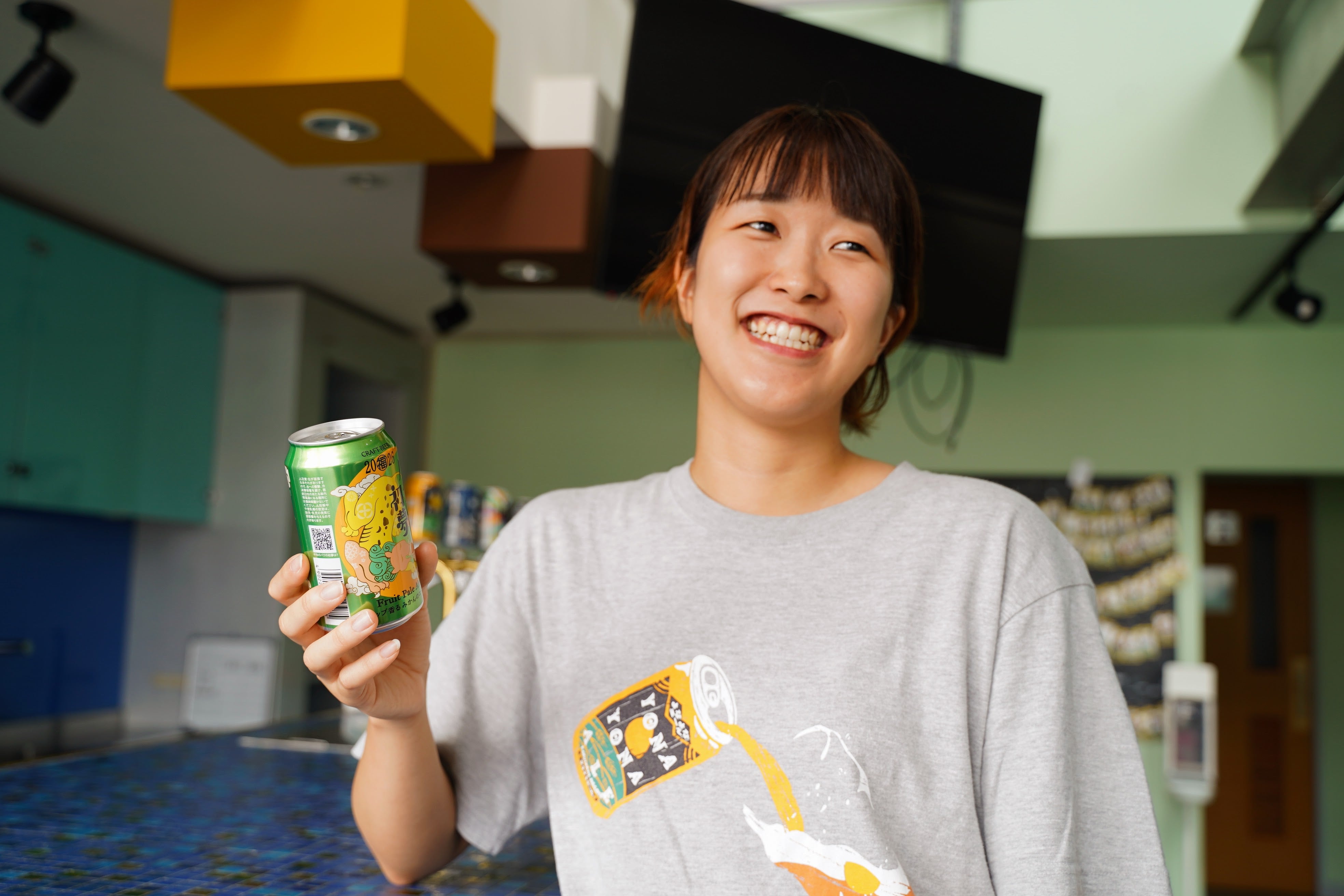 バクの初夢2026開発担当者シーザーがバクの初夢2026の缶を持っている写真