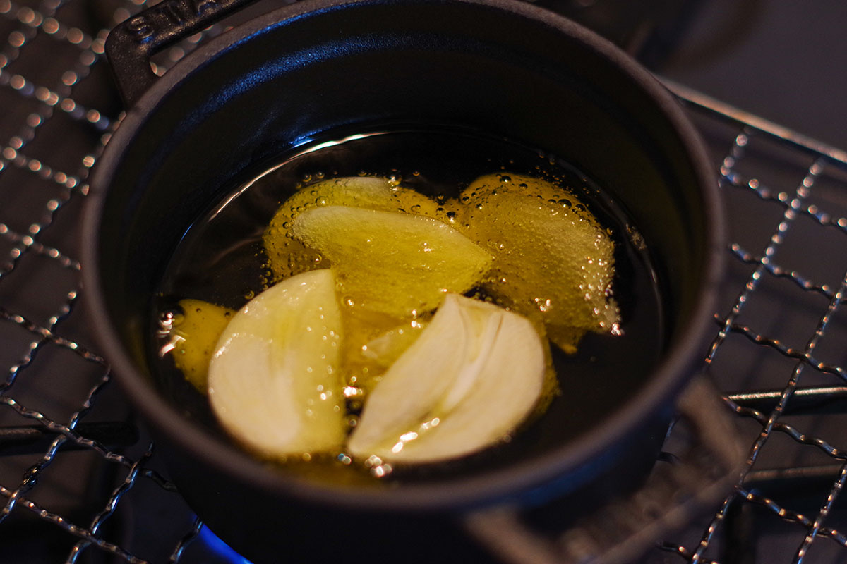 アヒージョの作り方_ニンニクをオリーブオイルで煮る