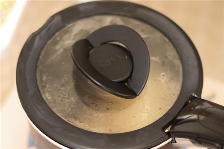 鍋にオリーブオイルをひき、ポップコーンを入れて蓋をする。時々鍋をゆすり混ぜる。