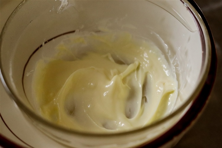 ポップコーンをつくる間、ホワイトチョコレートを湯煎して溶かす。