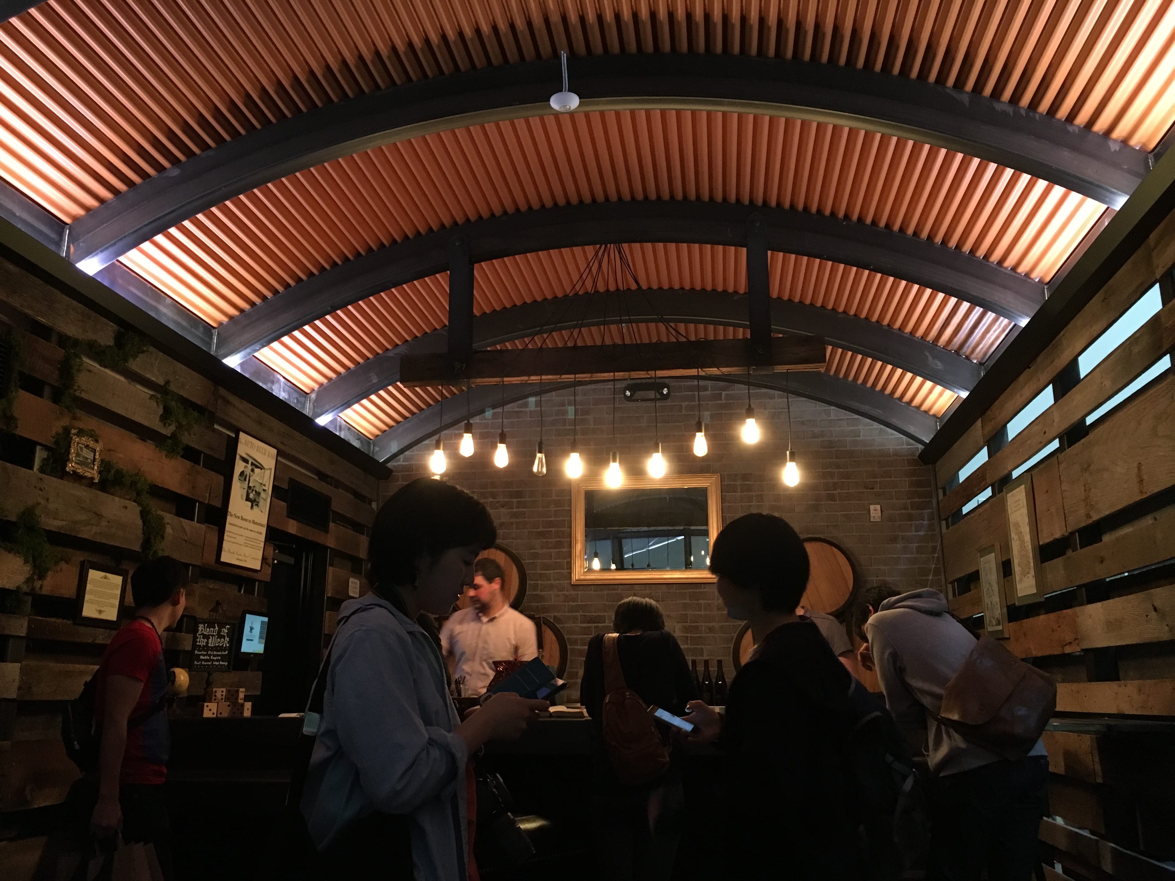 アメリカのAleSmithのビアパブ店内の写真