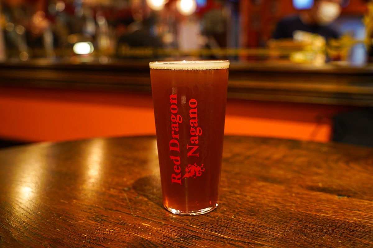 グラスに注がれたThe Red Dragon Pub Ale