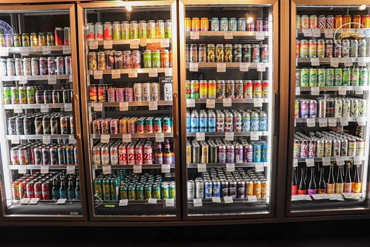 アンテナアメリカ横浜の冷蔵庫に並んだクラフトビールの画像