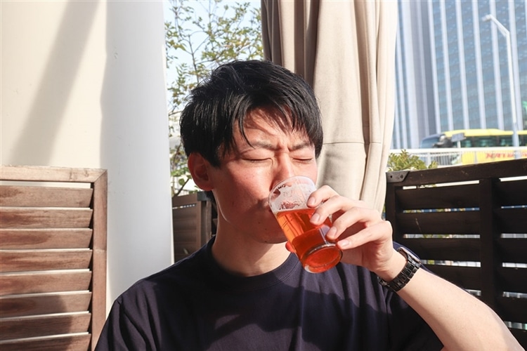 ヤッホーブルーイングのスタッフ・豪ちゃんがテラス席でビールを飲んでいる画像