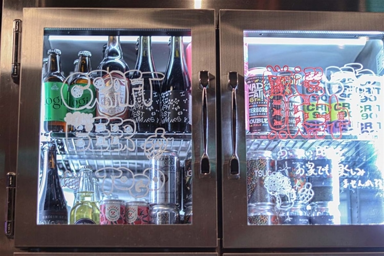クラフトマン横浜店内の冷蔵庫に並んだ缶のクラフトビールとボトルビールの画像
