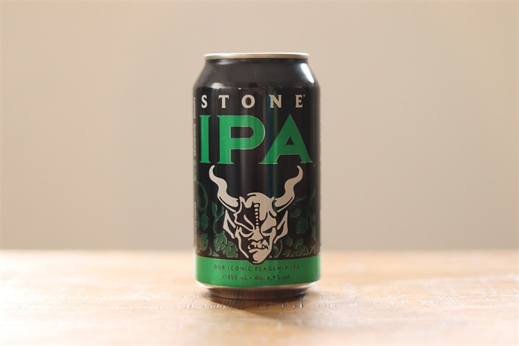 テーブルに置かれたSTONE IPA（STONE BREWING Co.）の缶の写真