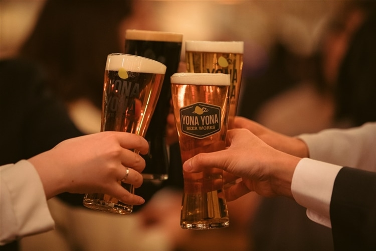 YONA YONA BEER WORKSで乾杯する様子