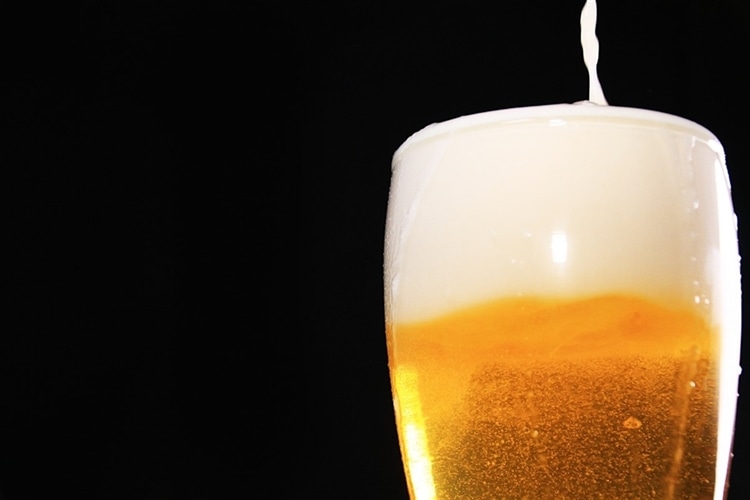 ラガーピルスナーのビールがグラスに注がれている画像
