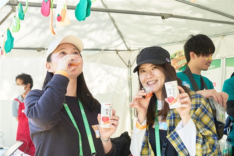 「つぶより野菜」を実際に試飲している女性客2名の画像