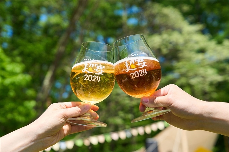 「よなよなエールの超宴2024 in 新緑の北軽井沢」専用グラスで乾杯している様子