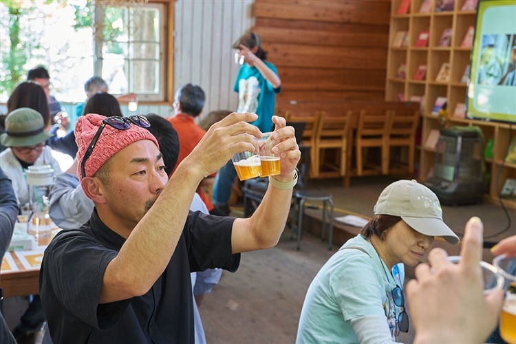「よなよなエールの超宴2024 in 新緑の北軽井沢」のセミナーでビールの色を見比べる参加者の写真