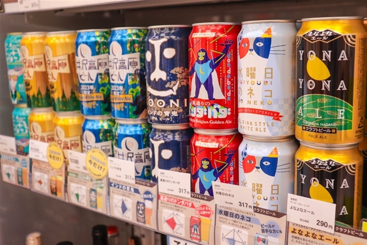 日本百貨店の店頭にヤッホーブルーイングのクラフトビールが並んでいる様子（左から順に、正気のサタン・軽井沢高原ビール、インドの青鬼、裏通りのドンダバダ、水曜日のネコ、よなよなエール）