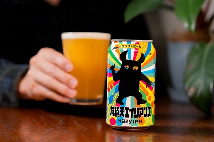 セブンイレブン限定製品有頂天エイリアンズの缶とビールグラスの写真