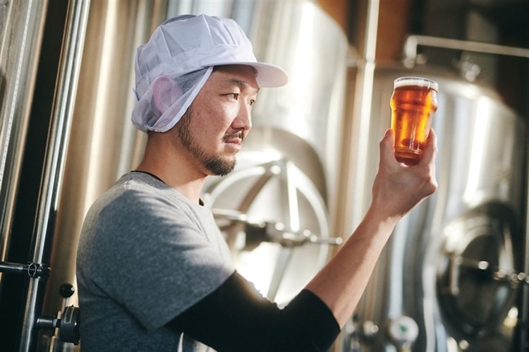 ビールの色を見るビール職人。ビール醸造士。