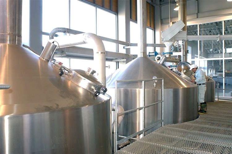ヤッホーブルーイング佐久醸造所で、ブルワー（醸造士）がビールの状態をチェックしている写真