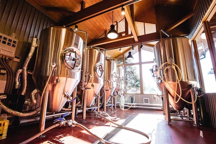 ビールタンクが並んだ、ヤッホーブルーイング御代田醸造所のイメージ写真