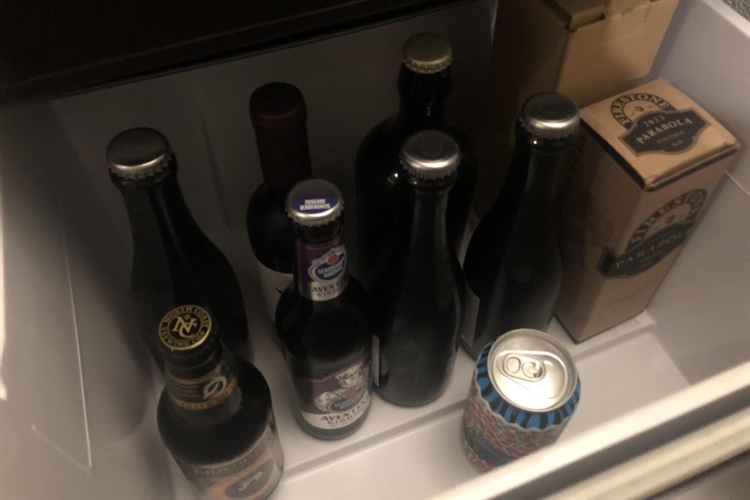 ヤッホーブルーイングのブルワー「ちゃんりょ」の自宅の冷蔵庫の様子。バーレイワインをはじめ様々なクラフトビールが熟成されている